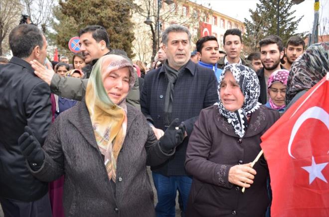 Askerlerin otobsle ile merkezinden geii srasnda vatandalar, askerleri uurlamak zere binlerce aralk konvoy oluturdu.