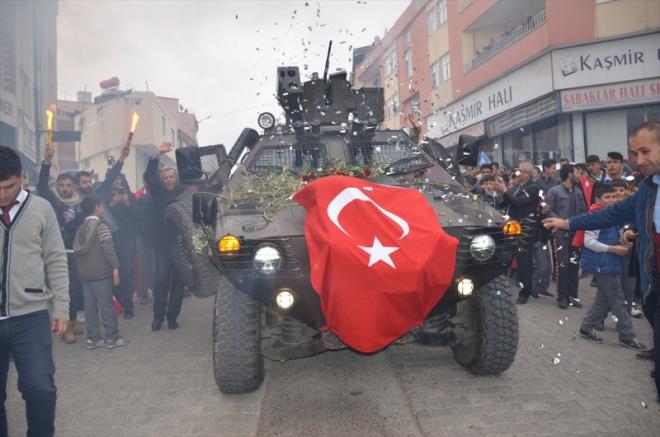 Atatrk Caddesi'nde ilerleyen konvoyun nnde vatandalar kurban keserek dualar etti.