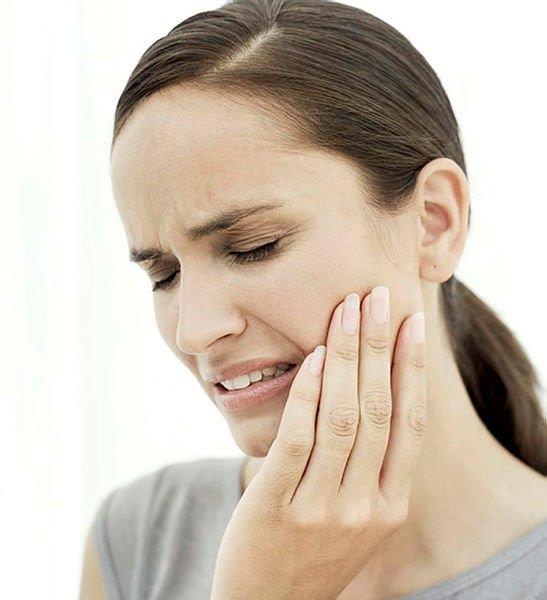 Sigara ien bireylerin az ortamlarnda, di ve di eti sal iin tehdit oluturan hastalk yapc mikroorganizmalarn daha younluklu mevcut olduu farkl almalarda ispat edilmitir. Sigara ienlerde di eti hastalklaryla daha sk karlalmaktadr. Ayrca sigara ien bireylerde di eti hastal di destek dokularnda daha byk ykmlarla iddetli seyretmekte ve bu hastalarda cerrahi ve cerrahi olmayan di eti tedavileriyle salanabilen iyileme sigara imeyen bireylere gre daha dk olmaktadr."