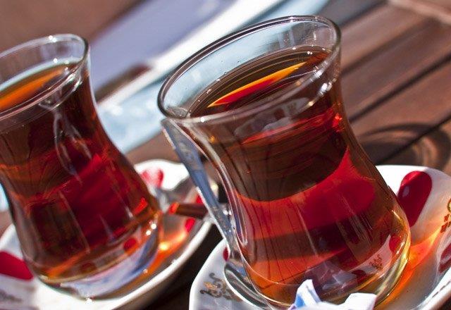 Farkl ay eitlerini deneyin. Siyah ay yerine; yeil ay, papatya ay, hatmi ay, kuburnu ay, rezene, hlamur, adaay, yasemin ay, msr pskl ay, srgan otu ay, biberiye ay, melisa ay, kekik ay gibi deiik bitki aylarn tek balarna ya da birbirleri ile kartrarak iebilirsiniz. Bu aylara limon, nane, ayva, tarn, karanfil, vanilya, portakal kabuu gibi aroma vericileri de ekleyip lezzetli aylar yapabilirsiniz.