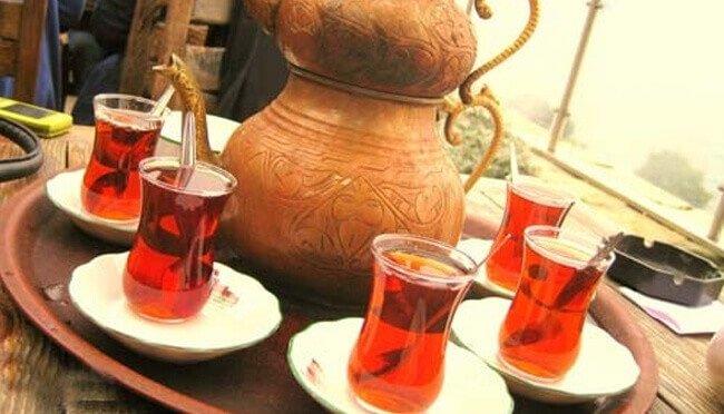 Karanfilin yan sra, tarn ya da vanilya da ay demlerken kullanabileceiniz aroma vericilerdendir. zellikle k mevsiminde iinizi stacak aromatik aylar yapmak isterseniz, kendinize zel tarifler yaratabilirsiniz.