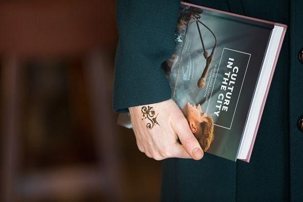 Middleton, ayrca kz Charlotte&#8217;a (2) gtrmek iin topluluktan birka tane &#8220;bindis&#8221; (Genellikle Hindistan ve Pakistan&#8217;da yaygn olarak kullanlan, kadnlarn aln blgelerine takt bir eit mcevher) istedi.