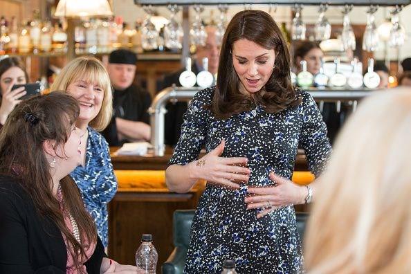 Cambridge Desi Kate Middleton, Sunderland ehrinde bulunan bir kltr merkezine ziyareti esnasnda sa eline knayla geii bir dvme yaptrd.