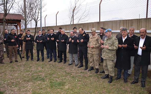 "RABBM AYAINIZA TA DEDRMESN": zel harekat polislerinin fedakarlk ve kahramanlklar karsnda duygulandn anlatan Yldrm, yle devam etti: "Rabbim ayanza ta dedirmesin. ok ey planladm sylemek iin fakat sizin bu fedakarlk ve kahramanlnz karsnda iinde bulunduum youn duygu nedeniyle pek ounu sarf edemiyorum. Ama bilin ki bizlerin gnl sizlerle, bu milletin gnl sizlerledir. Vatann bekas iin bizden sonrakilere daha gzel bir Trkiye brakmak iin daha gzel, daha gl bir devlet brakabilmek iin hepimizin fedakarlk yapmas gerekiyordu siz ncler oldunuz. Burada ben dahil btn arkadalarnz sizin yerinizde olmay ok arzu ederdik bunu bilesiniz."