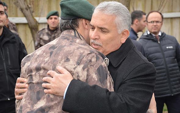 "HEPS GNLL OLDU": Vali Aziz Yldrm, trende yapt konumada, zel harekat polislerinin fedakarlklarna dikkati ekti. l Emniyet Mdr Zafer Akta ile bir sre nce yapt grmeye deinen Yldrm, aralarnda geen konumay "Emniyet Mdrmze sordum, 'Bizim zel harekatlarmzdan da Afrin'e giden var m?' diye. 'Var' dedi. 'Nasl belirledik?' dedim, 'Gnlllk esasna gre' dedi. 'Peki gnll yeterince kt m?' dedim, 'Hepsi gnllyd kura ektik aralarnda' dedi" szleri ile aktard.