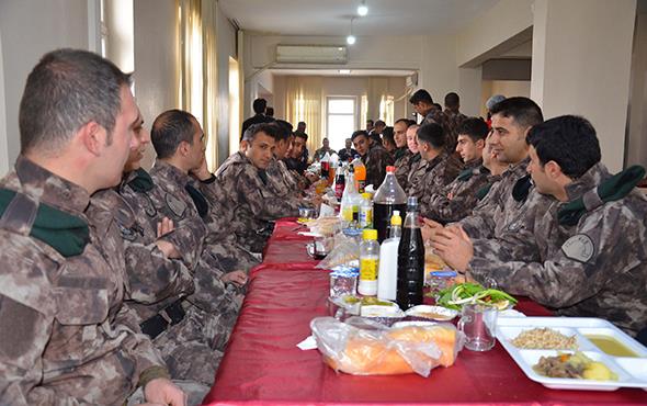 Konumalarn ardndan kurayla belirlenen 23 zel harekat polisi, Afrin'e uurland. Uurlama trenine Garnizon Komutan Albay Cem Karolu, l Jandarma Komutan Albay smail ahin, Cumhuriyet Basavcs mer Mete, l Emniyet Mdr Zafer Akta ve polisler katld.