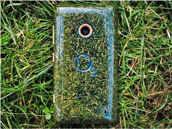 Taze kesilmi imden retilen O2 Recycle telefon...  <br>  im paralar, stadyumdan toplandktan sonra iki saat ierisinde dondurularak kurutulup, ezilerek kasa eklini kazand ve doa dostu reine ile kaplanarak korundu. Sonu olarak da yeillik alanda rahatlkla kaybolabilen ve plastik trevlerine gre ok daha kk bir evresel ize sahip olan bu telefon ortaya kt.