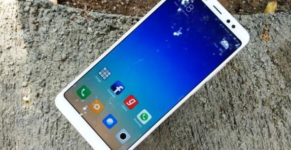 Redmi Note 5 Pro zel bir cihaz nk, Snapdragon 636 ilemcisinden g alan ilk akll telefon olma zelliine sahip.