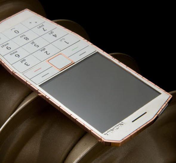 Nokia E-CU<br>    Bu konsept telefonun bakr d yzeyi ve ierisinde bulunan termo-jeneratr, sy elektrie evirerek yannzda srekli olarak bir arj cihaz tama ihtiyacnz ortadan kaldryor.
