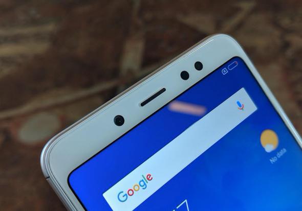 Cihaz ayn zamanda ift arka kamera dizayn ile dikkat ekiyor. Hatta bu kameralarn konumlandrlmas iPhone X ile neredeyse ayn. LED fla modlnden destek alan ana kamera 12 MP f/2.2 ve 5 MP f/2.0 deerlerine sahip.