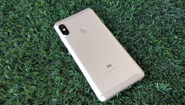 Bellek noktasnda cihazn birbirinden farkl seenekler ile geldiini belirtelim. Redmi Note 5 Pro&#8217;ya 64 GB depolama alan 4/6 GB RAM ve 32 GB depolama alan 3 GB RAM seeneklerinden birini seerek sahip olabiliyorsunuz.