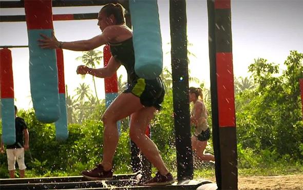 DL OYUNUNU HANG TAKIM KAZANDI?: Survivor 2018'in 22 ubat Perembe akam yaynlanan blmnde All Star ve Gnlller takmlar arasnda olduka hrsl bir mcadele gerekleti. dl oyunu ncesinde Acun Ilcal dl aklad an da iki takm yarmaclar da adeta ldrd. dl pizzayd. Kran krana geen mcadelenin ardndan Gnlller takm vitesi biraz daha ykseltti. Seriye balayan Gnlller takm Survivor All Star takm karsnda 10-2'lik bir stnlk salad ve pizza dlnn sahibi oldu.