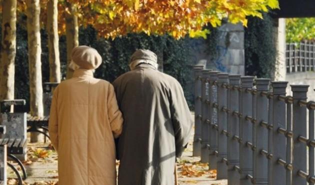 EN MUTLU OLANLAR KMLER?: Ya gruplarna gre mutluluk dzeyine bakldnda, 2016 ylnda en yksek mutluluk oran yzde 65,1 ile 18-24 ya grubunda iken 2017'de bu orann yzde 66,1 ile 65 ve zeri ya gurubunda gerekletii grld. En dk mutluluk oran ise yzde 53,1 ile 45-54 ya grubunda gerekleti.