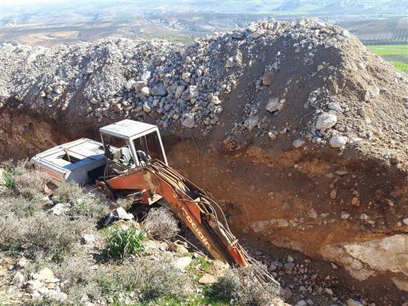 Hatay'n Reyhanl ilesinin karsnda bulunan Suriye&#8217;nin Mersawa blgesinde terristlerin i makineleriyle kazdklar 3 kilometrelik hendek ortaya kt. &#8217;Zeytin Dal Harekat&#8217;yla gvenli hale getirilen blgedeki terristlerin, i makinelerini brakp katklar belirlendi.