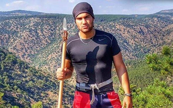 SURVVOR EMRE DURAK KMDR? Gncel yaantsnda animatr olarak alan Emre Durak, Anadolu niversitesi Doal Kaynaklar Reaksiyon ve Turizm&#8217;i mezunu. Meslek olarak dublrlk de yapan yarmac, doa sporlarna olan merak ile biliniyor. Doa, orman ve da yry ve sporlar ile ilgilenen yarmacnn 'lgn Goril' isimli Youtube kanal da bulunuyor. Bu kanalda tehlikeli videolar da eken yarmac aksiyon ve lgnl ok seviyor. Aksiyon sahneleri eken Emre Durak tam bir Survivor gibi yayor.