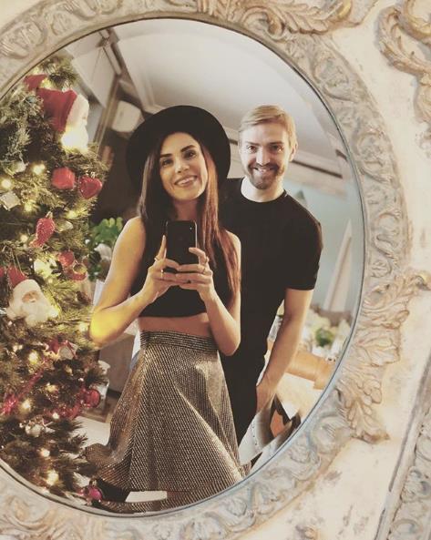 nl futbolcu Caner Erkin ei kran Oval iin kesenin azn at. Erkin, zmirli olan einin istei zerine eme Paaliman'ndan yaklak 9 milyon TL'lik villa almak iin kollar svad. Beiktal Caner Erkin , oyuncu ei kran Oval iin cmerliini konuturmay srdryor. Getiimiz yl ei iin Miami'deki Porsche Design Tower'dan 7 milyon dolara (yaklak 26 milyon 500 bin TL) lks bir rezidans satn alan Erkin, Ovali iin yine kesenin azn at.