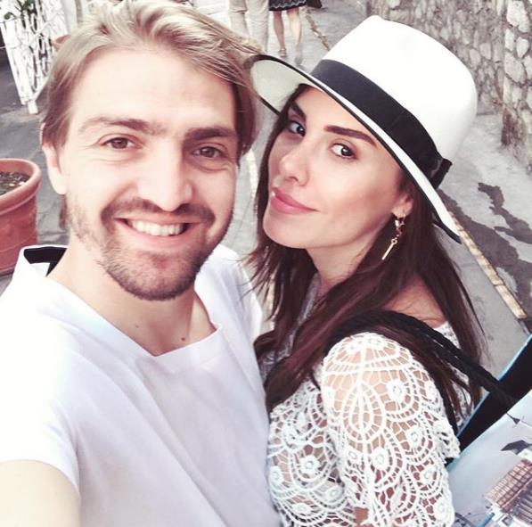 KADER ZMRLLER'DE: Ocak 2017'de Roma'da dnya evine girdii nl oyuncuyla bu yaz yeni yazlklarnda tatil yapmay planlayan futbolcunun bu jesti "Erkin iftinin ak emesi akmaya devam ediyor" dedirtti. Bu arada Erkin, 2016'da boand Asena Atalay iin de 2014'te zmir'de villa kiralamt. zmirli olan Atalay'n memleketinden yazlk kiralayan Erkin'in imdiki ei Oval iin de yine ayn yeri tercih etmesi "Caner'n kaderi, zmirli gzellerde" dedirtti.