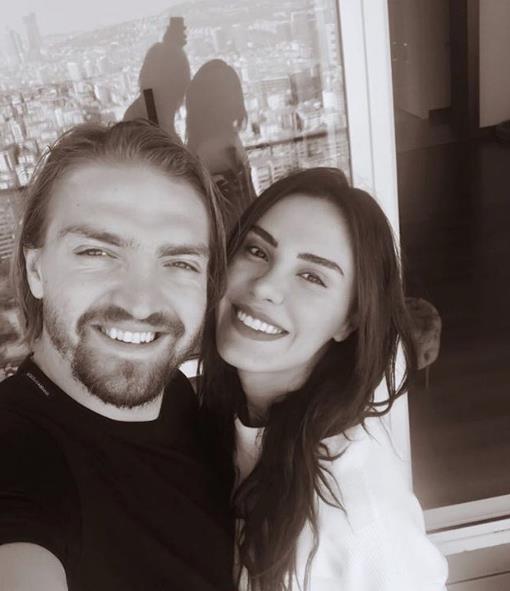 2016'da Oval'yla eme Paaliman'nda lks bir villa kiralayan nl futbolcu, ayn yerde ev sahibi olmaya karar verdi. Erkin, zmirli olan einin memleketinden alaca yazlk ev iin de kollar svad. Bu yaz eiyle kiralk ev yerine kendii yazlklarnda tatil yapmak isteyen Caner Erkin, Paalimann'da 6 odal lks bir villay ok beendi.