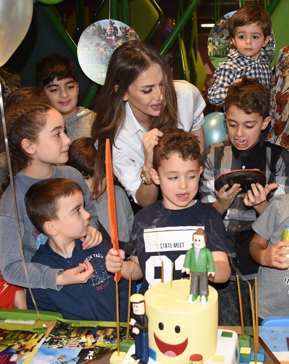 10 yllk ei Mustafa Sandal&#8217;la boanma karar aldklar haberleriyle gndemde olan Emina Sandal, kk olu Yavuz&#8217;un 6&#8217;nc ya gnn dn bir AVM&#8217;nin oyun salonunda kutlad.