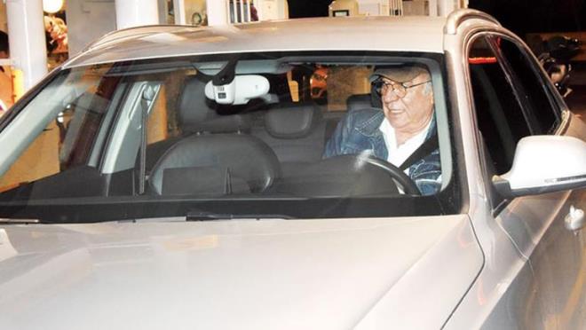 ENER EN  <br>  Yaz aylarn Yavuz Turgul&#8217;un yeni filmi Yol Ayrm'nn hazrlklar ve ekimleriyle geiren ener en, nceki gn Akatlar ilekli Tesisleri yaknndaki bir benzincide objektife takld. 76 yandaki oyuncu yaklak deeri 300 bin lira olan Audi Q3 model yeni otobolinin benzinini kendi doldurduktan sonra muhabirlerin sorularn cevaplamadan oradan ayrld. ener en'in emniyet kemerini takmay ihmal etmemesi gzden kamad.