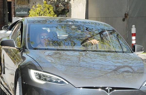 Ebru all'nn eski ei i adam Harun Tan, sevgilisiyle Etiler'de bir mekan k grntlendi. Gneli havay frsat bilip soluu darda alan ikili, iadamnn elektrikli otomobiliyle ksa bir gezinti yapt. Basna kar mesafeli tavryla bilinen Tan, her zamankinin aksine rahat hareketleriyle dikkat ekti.