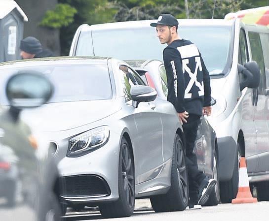 Arsenal'in Trk asll yldz Mesut zil, Londra'daki evinin nnde grntlendi. Highgate blgesindeki malikanesinden kan nl futbolcu, evin evresinde yaplan su ebekesi kazs nedeniyle tm aralarn yola park etmek zorunda kald.