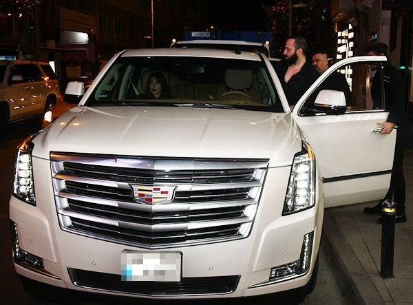 BERKAY    Ei zlem Katipolu'yla Nianta'ndaki bir doum gn partisine katlan Berkay, yeni satn ald Lincoln marka aracyla grntlendi.