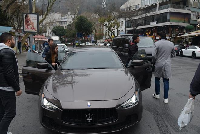 Fenerbaheli futbolcu Ozan Tufan, nianls Senem Dii ile Bebek&#8217;te otomobiliyle objektiflere taklmt.    Tufan, yeni ald 744 bin lira deerindeki Maserati otomobiline nianls ve kendi isimlerinin ba harflerinden oluan &#8216;SOT&#8217; plaka yazdrmas gzlerden kamamt.