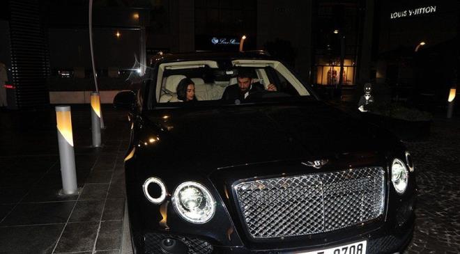 Baakehir&#8217;e transfer olan Arda Turan, yeni ald 590 bin euro deerindeki (yaklak 2.8 milyon TL) Bentley Bentayga marka lks aracyla stinye Park&#8217;ta grntlendi. Sabah saatlerinde sevgilisi Aslhan Doan da yaklak 500 bin lira deerindeki cipiyle objektife takld.