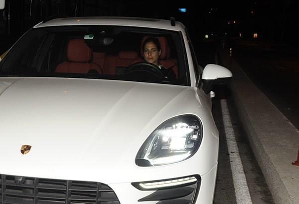 Zehra ilingirolu, annesi Hlya Avar&#8217;n geen yl kendisine hediye ettii, ancak babas Kaya ilingirolu izin vermedii iin kullanamad cipine nihayet kavutu. Zehra, 450 bin liralk Porsche Macan aracyla nceki gn Yeniky trafiinde objektife takld. Direksiyon banda gayet sakin ve kontroll grnen gen kz sorular yantlamad.