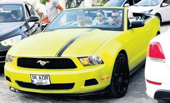 Cem Adrian    <br>arkc Cem Adrian, nceki gn Bodrum Bitez'de bulunan Sarn Beach'teydi. Gn boyu arkada ile sohbet eden arkc, denize hi girmedi. Mekan k ise gazetecileri gren Adrian, &#8216;&#8217;Beni ekmenizi istemiyorum&#8217;&#8217; diyerek sinirlendi. arkcnn adnn soyadnn harflerini tayan plakal 90 bin dolarlk (Bugnk kurla 320 bin lira) Mustang arabas ise dikkatlerden kamad.