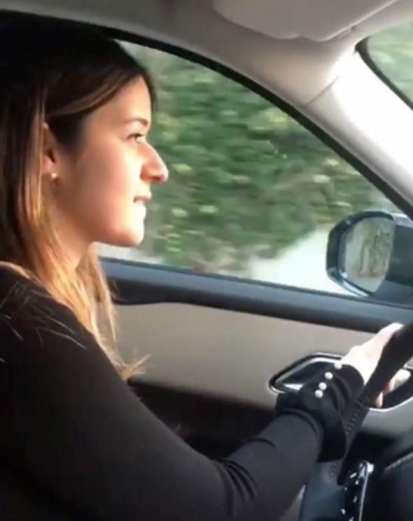 BANU ILICALI    Acun Ilcal, ilk ei Seda Babu&#8217;dan olan kz Banu Ilcal&#8217;ya doum gnnde byk bir srpriz yapt. 28 yana giren kzna Range Rover Velar cip hediye etti. Ilcal. aylar ncesinden sipariini verdii 2018 model cipe 900 bin TL dedi.    Mutluluktan havalara uan Banu Ilcal, babasn da yanna alarak yeni cipiyle Levent sokaklarnda tur att. nl televizyoncu kzyla fotorafn Instagram&#8217;da paylaarak altna u notu dt: &#8220;Hep byle glmseyecein nice mutlu yllarn olsun ve hep beraber kutlayalm.&#8221;