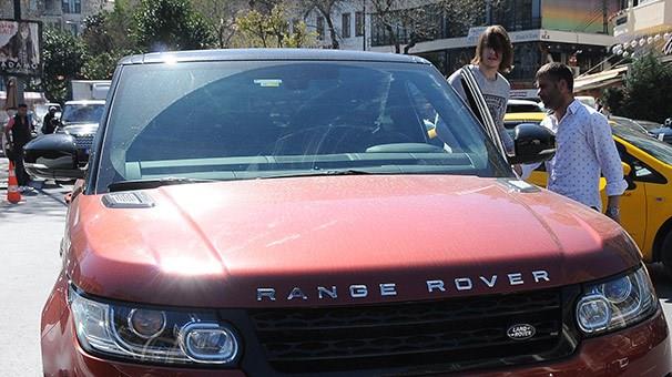 Beikta'n gen futbolcusu Atn Nukan, Bebek'te yaklak 180 bin dolar (656 bin 604 TL) deerindeki Range Rover marka aracyla grntlendi. Uzun boyuyla dikkati eken Atn Nukan, etrafndaki merakl baklar zerine toplad. Yaklak bir saat arkadalaryla sohbet eden futbolcu, lks aracyla Bebek'ten ayrld.