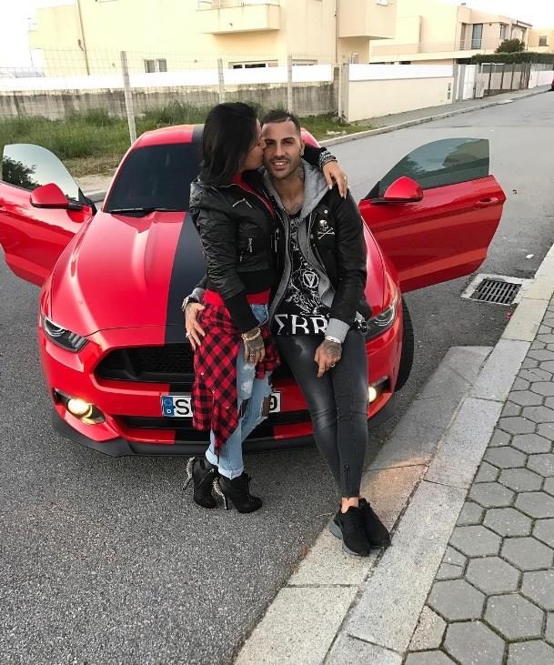 Siyah beyazl yldz futbolcu, Ford Mustang marka otomobiliyle ilglili paylamn altna 'Benim yeni makine' notunu dt.