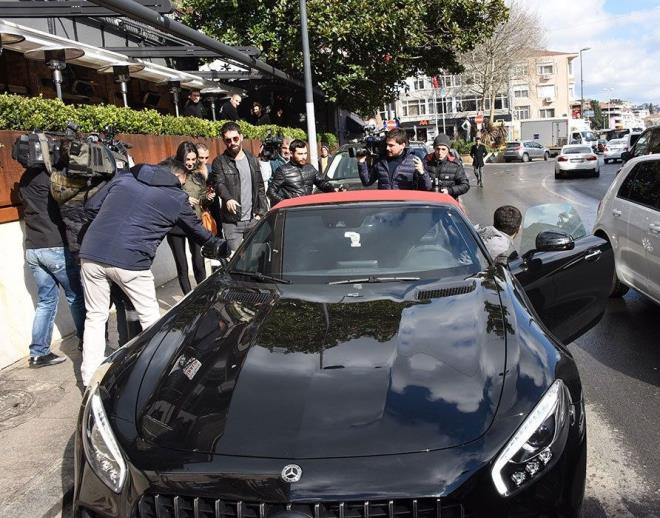 ARDA TURAN    Barcelona&#8217;dan Medipol Baakehir&#8217;e transfer olan milli futbolcu Arda Turan, 2 hafta nce sevgilisi Aslhan Doan&#8217;la Bebek&#8217;teydi. Yldz futbolcu, 2 milyon lira deerindeki Mercedes AMG GT Roadster model otomobiliyle objektiflere takld. Turan&#8217;n arabasnn plakasnn soyadnn ba harfini simgeledii grld.
