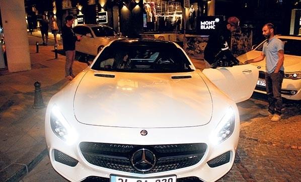 Murat Boz ile Asl Enver nceki akam Nianta&#8217;ndayd. ift, ellerindeki poetleri arabann bagajna yerletirirken objektiflere takld. Boz&#8217;un Range Rover marka otomobilinin yerine Mercedes AMG GTS&#8217;e bindii grld. 1 milyon liralk Range Rover cipini satan 37 yandaki popunun yeni otomobiline 1.2 milyon TL dedii renildi.    te nl isimler ve otomobilleri...