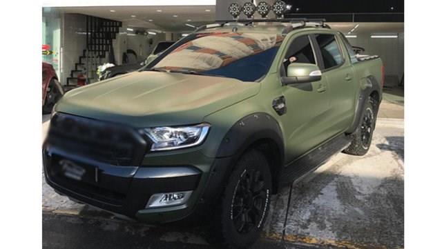 aatay Ulusoy    <br>erde'de dizisinde Sarp karakterine hayat veren aatay Ulusoy yeni arabasn ald. nl oyuncu bir sredir test ettii arazi arac iin paraya kyd. Getiimiz gnlerde pickup'n alan Ulusoy, yeni otomobilinin rengini deitirmek iin Maslak'taki bir servise brakt. Aracna eitli modifiyeler de yaptran yakkl oyuncu, arabasn haki yeiline boyatt. Ulusoy'un 160 bin TL'lik otomobiline yaklak 50 bin TL harcad konuuluyor.