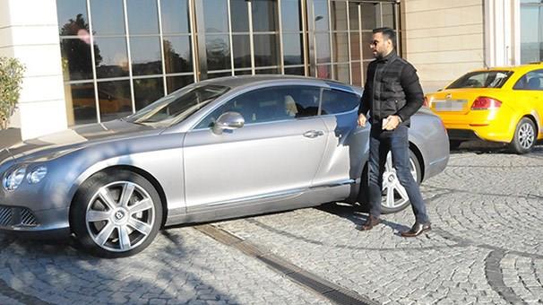 Manken ala kel ile birlikte program sunan Alian, evinin nnde objektiflere takld. Son olarak 350 bin Euro&#8217;ya Bentley marka ara alan nl trkc, lks aracyla ilk kez grntlendi.