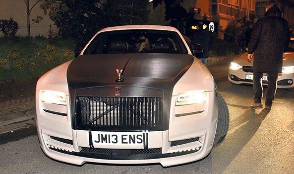 Beikta&#8217;n yldz futbolcusu Jeremain Lens kz arkadalar ile nceki akam Ortaky&#8217;deki Blackk isimli kulpte elendi. Jeremain mekan k yeni ald 4 milyon TL&#8217;lik zel ofrl Rolls Royce&#8217;a bindi. Siyah beyaz otomobilin plakas nl futbolcunun ba harflerinden oluuyor.