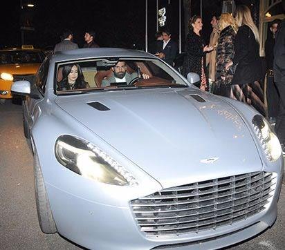 Fenerbahe&#8217;nin kalecisi Volkan Demirel, ei Zeynep Demirel ile Nianta&#8217;nda bir arkadann doum gn partisine katld. 220 bin dolar (870 bin TL) deerindeki Aston Martin marka gri aracyla uyumlu giyenen Demirel, &#8220;Her ey yolunda&#8221; dedi.