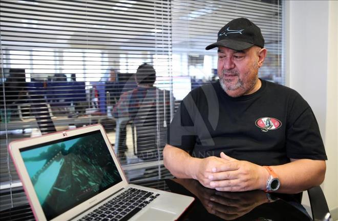 Doal ortamnda grntlenmesi ok zor olan "hamsi" Karadeniz sularnda ilk defa Sualt Grntleme Ynetmeni ve Trkiye Sualt Sporlar Federasyonu evre Kurulu Bakan Tahsin Ceylan'n objektifine yansd. Karadeniz kltrnde nemli yer tutan hamsinin avlanmasna ve doal ortamna tanklk eden Ceylan, bu canl trn Karadeniz sularnda ilk defa fotoraflad. Ceylan, konuya ilikin AA muhabirinin sorularn yantlad.