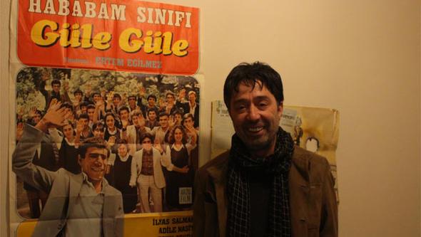 TE SON HAL; Hababam Snf Gle Gle&#8217;nin Ekrem&#8217;i, Muhsin Bey&#8217;in Osman&#8217;, Zampara Seyfettin&#8217;in Seyfo&#8217;su Osman Cavc, artk zmir&#8217;de yayor. En son stanbul&#8217;da dolmua binerken grntlenen Cavc&#8217;nn &#8216;ekonomik durumu&#8217; konuulmutu. &#8220;Arabam var ama neden dolmua binmeyecekmiim?&#8221; diyen Cavc, hem Yeilam&#8217; anlatt hem de yeni dnem sinemas hakknda konutu.