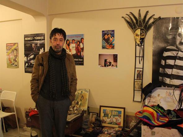 zmir&#8217;de bir tiyatro atlyesi aarak zel ders verdiini belirten Cavc, &#8220;Ayrca &#8216;Son Yeilaml&#8217; diye bir gsterim yapyorum. Bir ajansa da 20 dakikalk komedi filmleri yazp ekiyorum. zmir rahat ve medeni insanlarn yaad bir ehir. Ben zmir&#8217;de de retiyorum. Teknoloji ilerledi. Aynsn stanbul&#8217;da yapabilirdim ama zmir&#8217;den yapyorum. Zampara Seyfettin 2 filmimi Youtube&#8217;a ykledim, oradan da takip ediliyor&#8221; diye konutu. Cavc, 1995&#8217;te yaynlanan Zampara Seyfettin filminin, reyting getirmez diye futbol mann karsna konulduunu ancak filminin matan daha fazla reyting ald anlalnca konu ile ilgili kanalda toplant bile yapldn syledi.