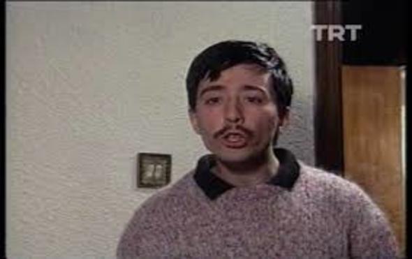 zmir'de yaayan Osman Cavc'nn olduka yaland ve tannmaz hale geldii grld. OSMAN CAVCI KMDR? 1 Ocak 1962 doum Osman Cavc, saysz Yeilam filmi ve televizyon dizilerinde rol ald.