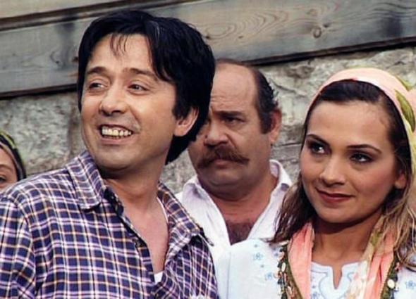 Halkn eski sinemay aradn savunan Cavc, &#8220;Halk, &#8216;eskiler ok iyiydi&#8217; diyor. Bunu demek isterken &#8216;eskiler bizdendi&#8217; demek istiyorlar aslnda. imdi ok Amerikanvari, AVM sinemalar yaplyor. Senaryo kt, ynetmen kt. Film ekmeyi bilmiyorlar. Kt hocalardan iki numara reniyorlar. Teknoloji ok ileri ama ierik olarak bo. Bir sr beceriksiz adam ii bilmeden sinema yapyor. Yeilam&#8217; kmsediler ama kendileri hibir ey yapamyor. Son derece soysuz filmler. Sanrm senaryolar fotokopi ile oaltyorlar. Hepsi birbirine benziyor. En son seyirci komediye gelmemeye balad&#8221; dedi.