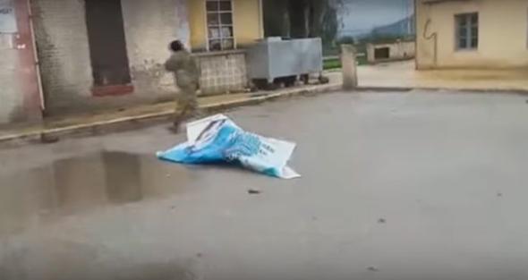 terr rgt eleba calan'n posterleri SO birlikleri tarafndan duvarlardan sklyor.