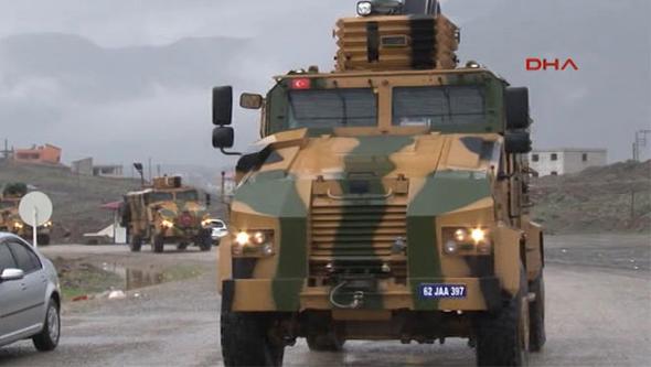 JH ve PH'lere merkezden ayrllar ve Afrin'e girileri srasnda vatandalar ellerindeki Trk bayraklar ile sevgi gsterisinde bulundu.