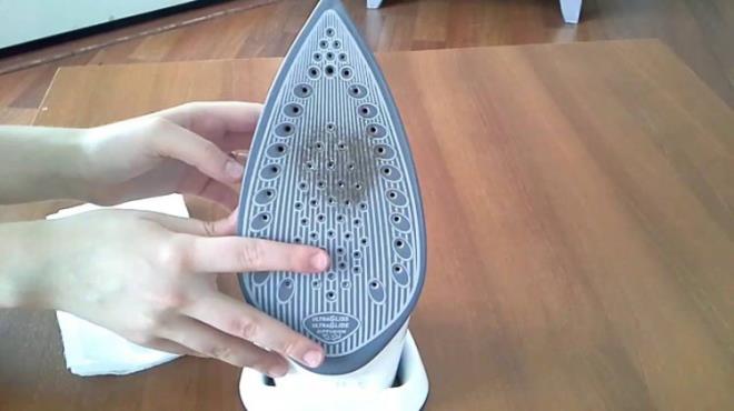 tlerin alt zamanla siyahlamaya balar. Birde t ile bir kyafetinizi yaktysanz tnn altna yapan yank lekesi tlenen her kyafete yapr. Bu lekeden kurtulmann kolay var. Bir bezin zerine tuz dkn ve tuzu tleyin. Tuz, adeta tnzn altna adeta peeling yaparak siyah lekeleri karacaktr.