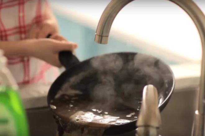 Tavanzda bulunan yalar kmyorsa iine bir miktar su ve tuz koyarak ocan zerine aln. Kaynayan tuzlu su tavada bulunan yalarn kmasn salayacaktr.