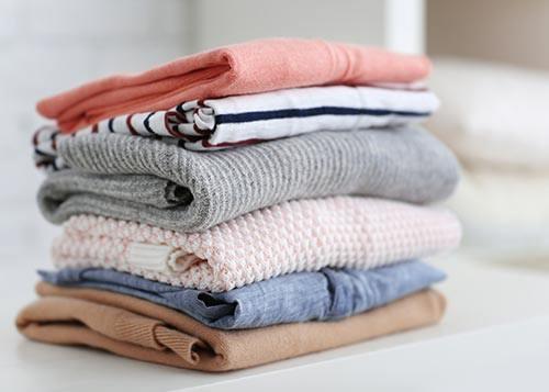 zellikle rutubet olan evlerde amarlara rutubet kokusunun sinmesi kanlmazdr. Bu kokudan kurtulmak iin limon ve tuzu macun haline getirin. Bu macunu bir kesenin iine koyun ve amarlarnzn iine yerletirin. Macunun rutubet kokusunu yok ettiini greceksiniz.